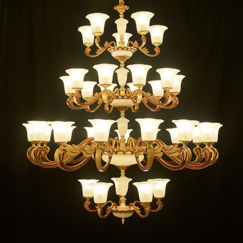 Lustre suspendu doré avec verre dépoli pour un éclairage de chambre moderne