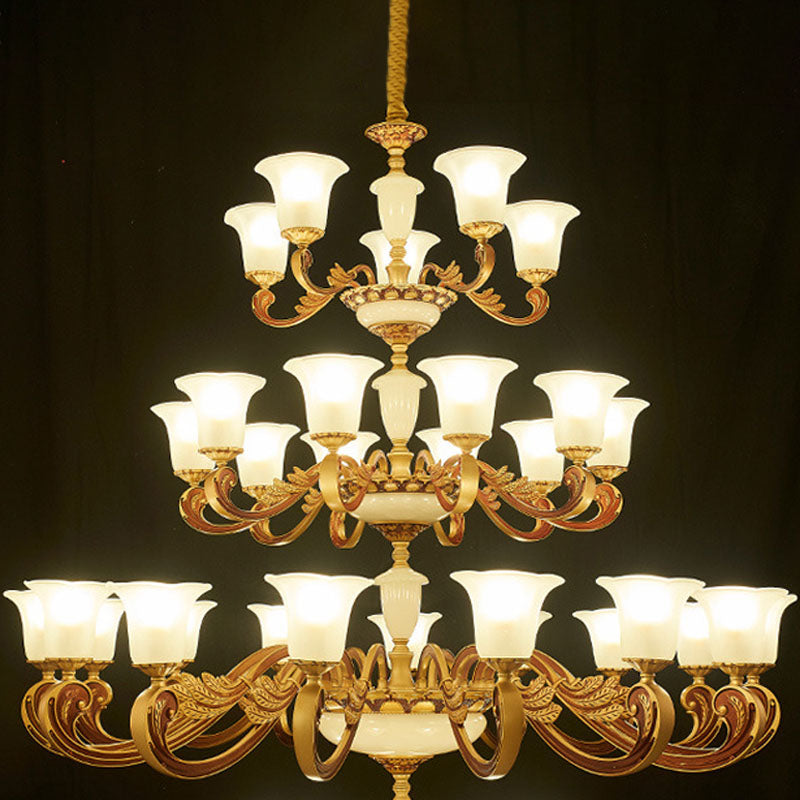 Lustre suspendu doré avec verre dépoli pour un éclairage de chambre moderne