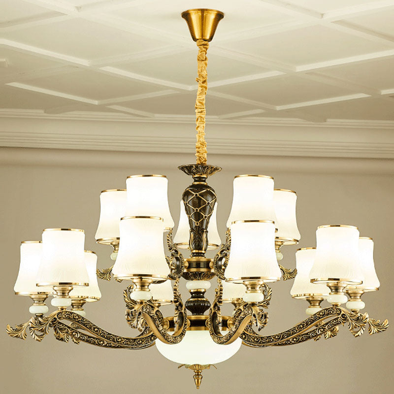 Lustre conique moderne en laiton avec éclairage suspendu en verre blanc pour le salon