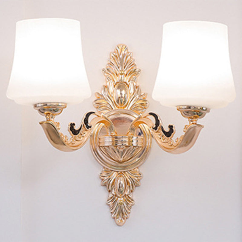 Lustre conique doré : lampe à pendule élégante avec abat-jour en verre dépoli blanc pour le salon