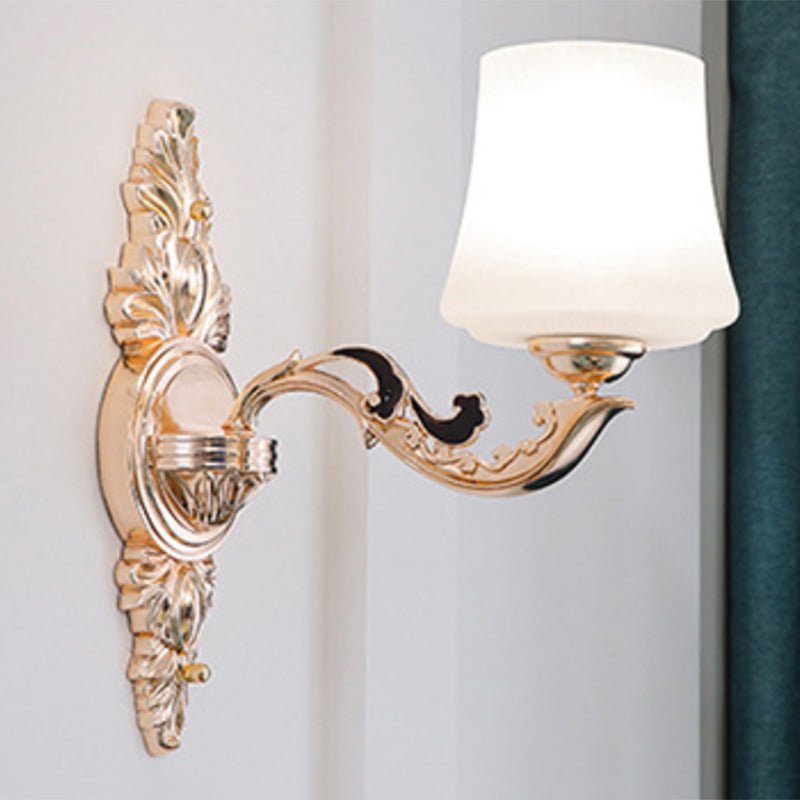 Lustre conique doré : lampe à pendule élégante avec abat-jour en verre dépoli blanc pour le salon