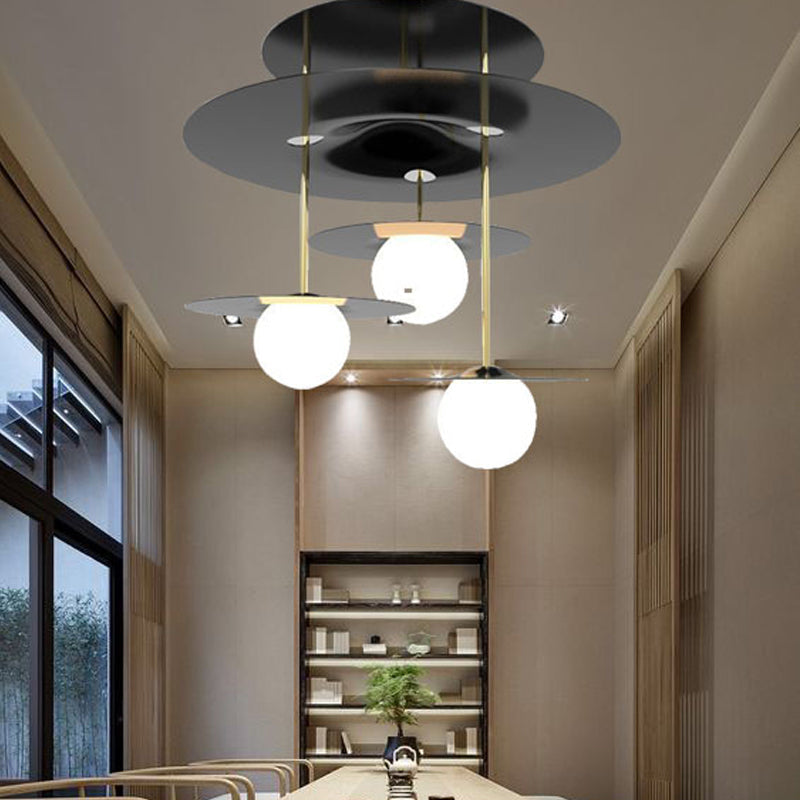 Plafonnier semi-encastré en métal élégant avec design à 3 têtes : éclairage de plafond noir moderne avec abat-jour en verre opale