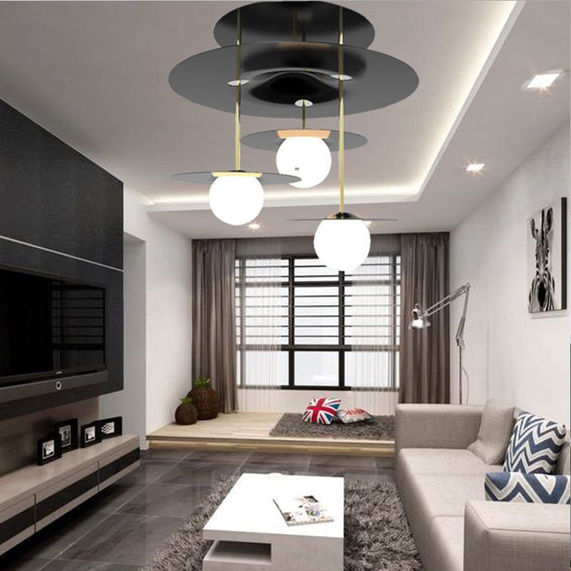 Plafonnier semi-encastré en métal élégant avec design à 3 têtes : éclairage de plafond noir moderne avec abat-jour en verre opale