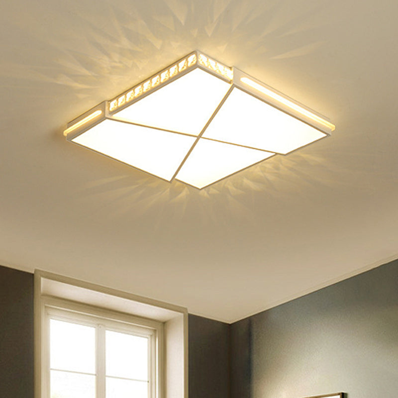 Plafonnier LED blanc à motif géométrique avec des accents en cristal