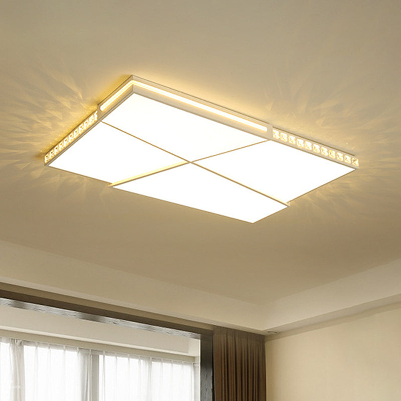 Plafonnier LED blanc à motif géométrique avec des accents en cristal