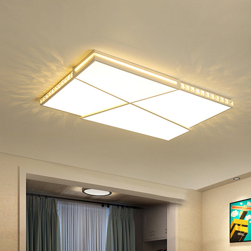 Plafonnier LED blanc à motif géométrique avec des accents en cristal