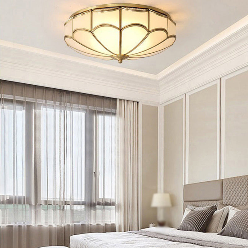 Plafonnier encastré minimaliste en forme de dôme doré avec verre crème - Idéal pour l'éclairage de la chambre