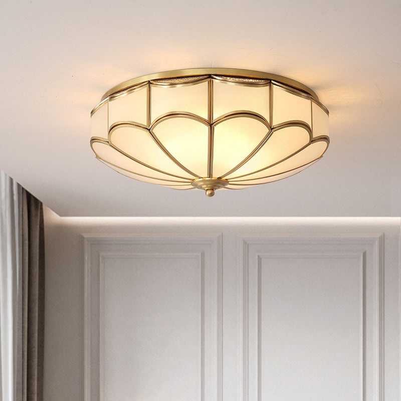 Plafonnier encastré minimaliste en forme de dôme doré avec verre crème - Idéal pour l'éclairage de la chambre