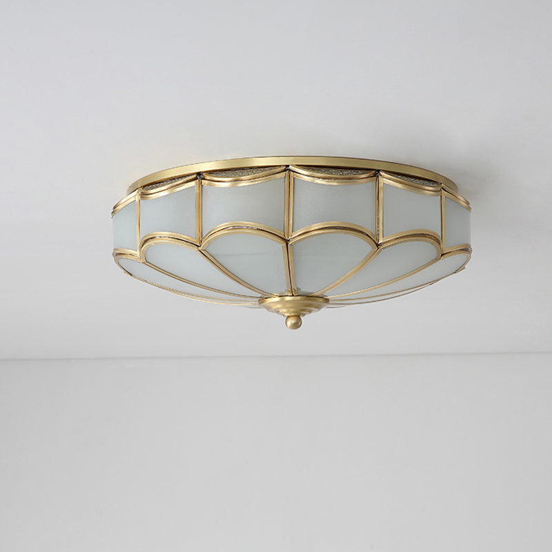 Plafonnier encastré minimaliste en forme de dôme doré avec verre crème - Idéal pour l'éclairage de la chambre