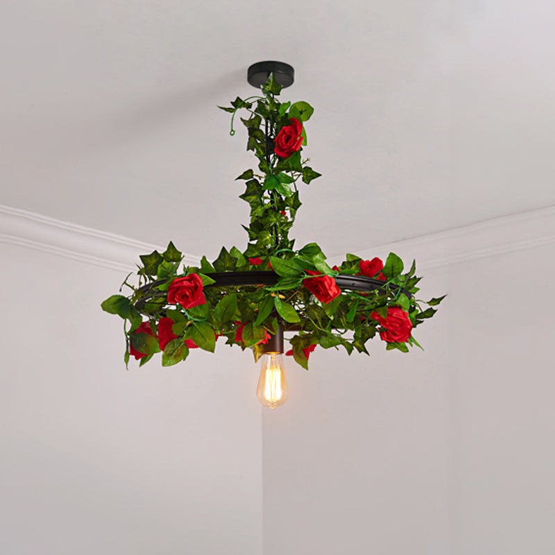Plafonnier en forme de roue de chariot noir de ferme - Luminaire suspendu métallique (10"/15"/19" L) avec 1 lumière et décoration végétale - Idéal pour les restaurants