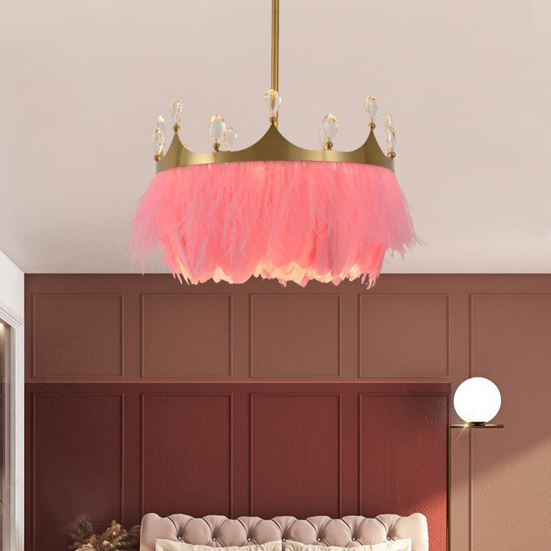 Suspension de chambre ronde dorée avec décor de plumes, de cristal et de couronne