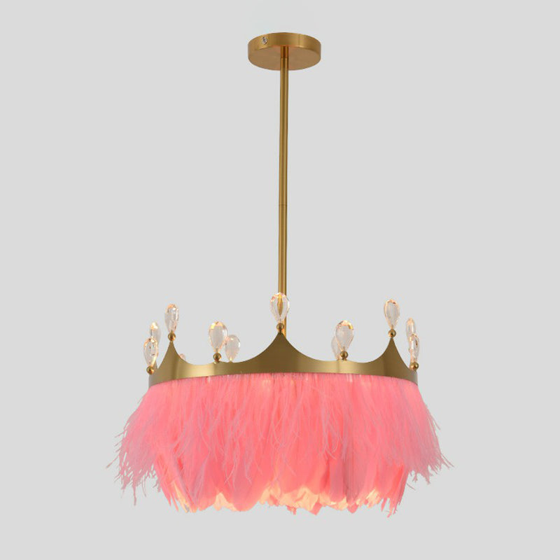 Suspension de chambre ronde dorée avec décor de plumes, de cristal et de couronne