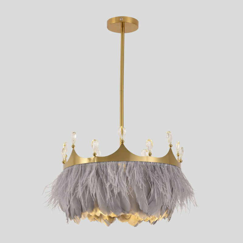 Suspension de chambre ronde dorée avec décor de plumes, de cristal et de couronne