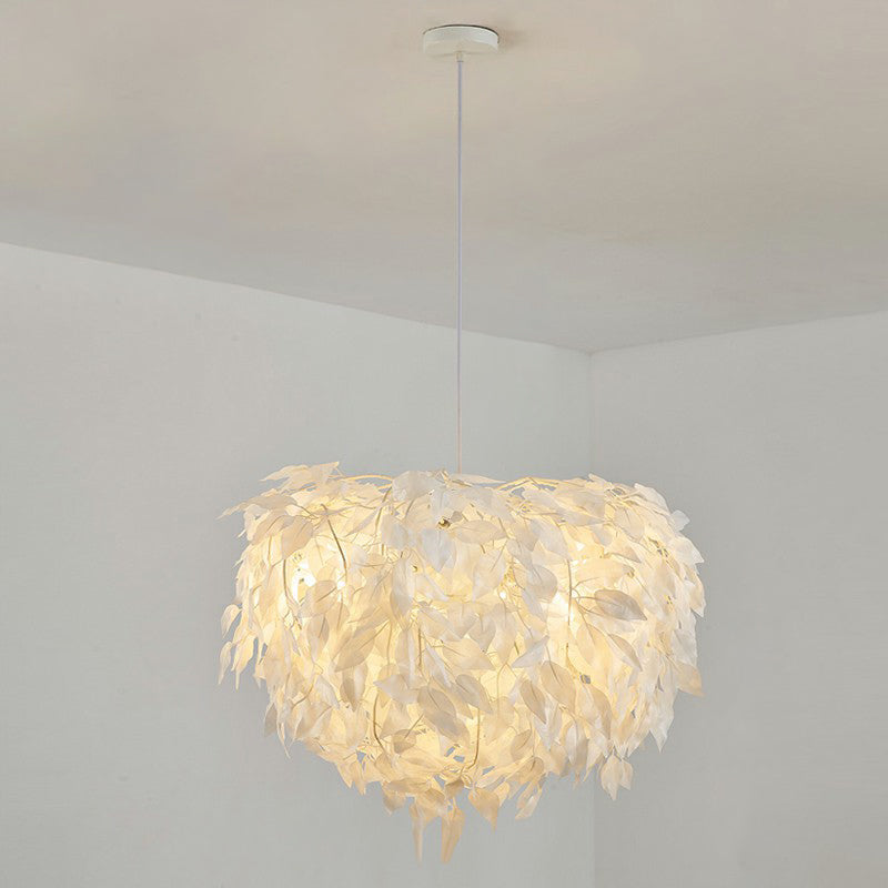 Lampe suspendue en plumes blanches : plafonnier rond pour chambre de fille - Simplicité et style
