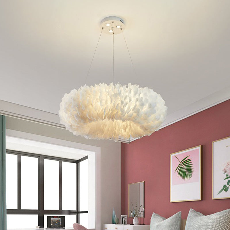 Lampe suspendue en plumes blanches : plafonnier rond pour chambre de fille - Simplicité et style