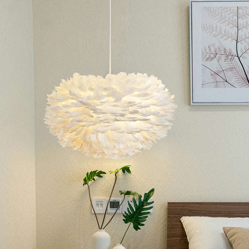 Lampe suspendue en plumes blanches : plafonnier rond pour chambre de fille - Simplicité et style