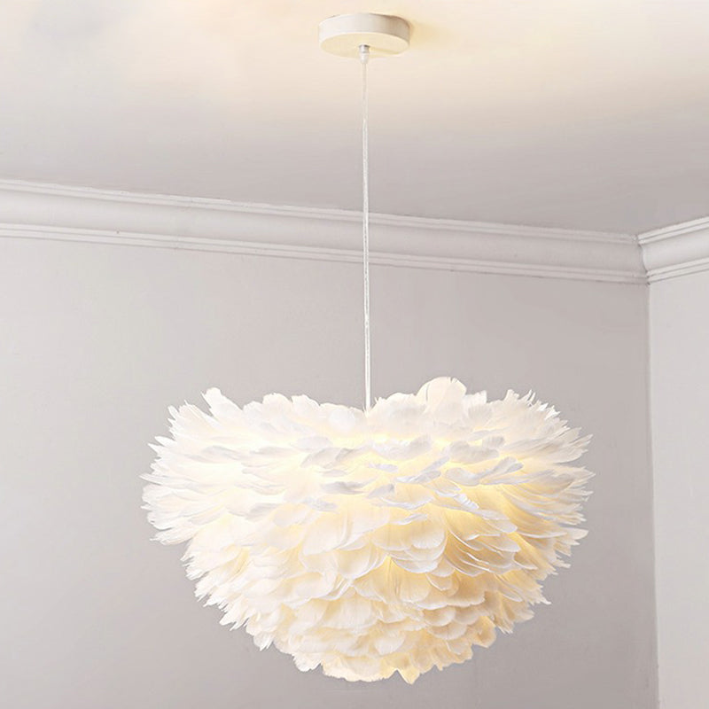 Lampe suspendue en plumes blanches : plafonnier rond pour chambre de fille - Simplicité et style