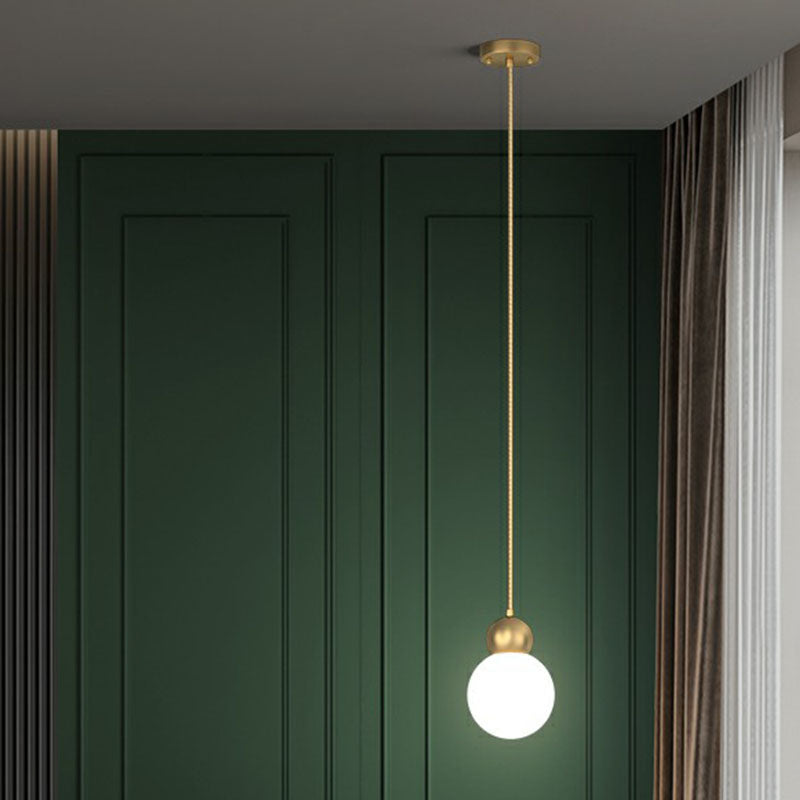 Luminaire suspendu en forme de boule dorée Simplicity avec abat-jour en verre laiteux - Idéal pour les chambres