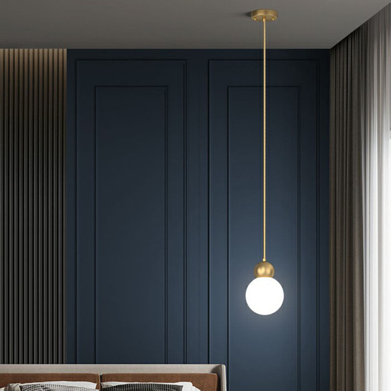 Luminaire suspendu en forme de boule dorée Simplicity avec abat-jour en verre laiteux - Idéal pour les chambres