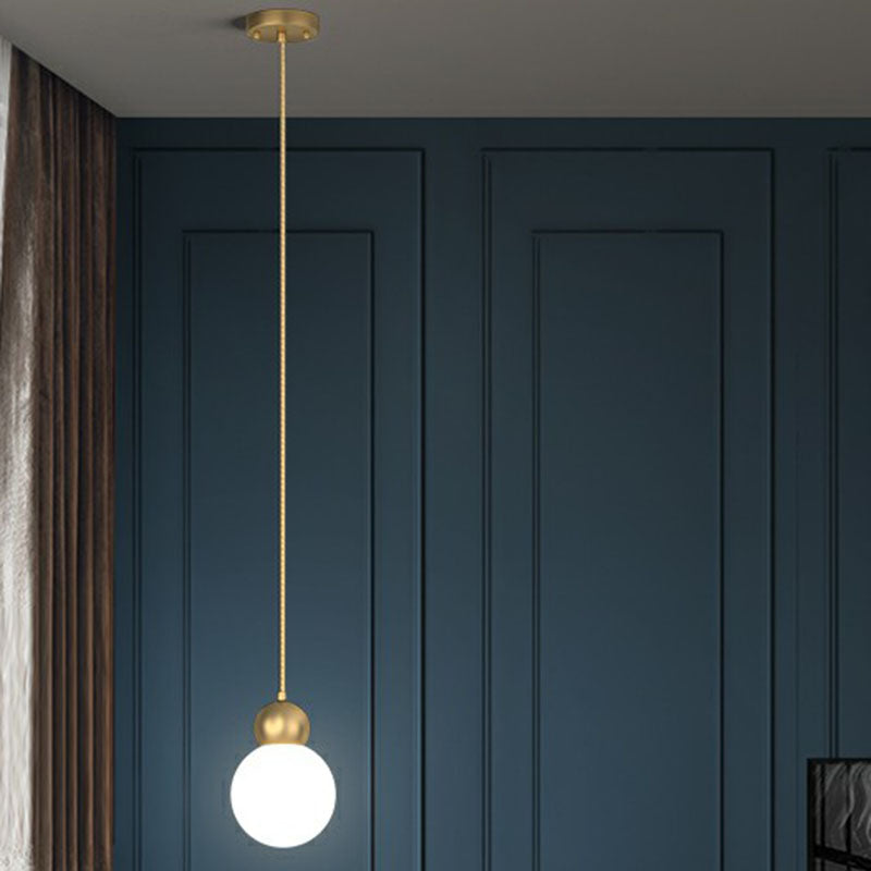 Luminaire suspendu en forme de boule dorée Simplicity avec abat-jour en verre laiteux - Idéal pour les chambres