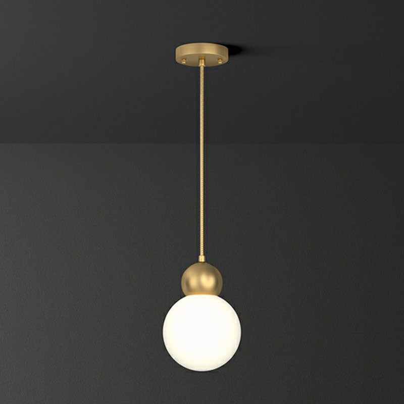 Luminaire suspendu en forme de boule dorée Simplicity avec abat-jour en verre laiteux - Idéal pour les chambres