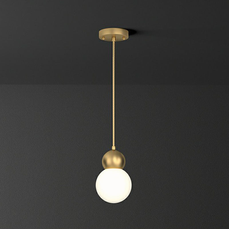 Luminaire suspendu en forme de boule dorée Simplicity avec abat-jour en verre laiteux - Idéal pour les chambres