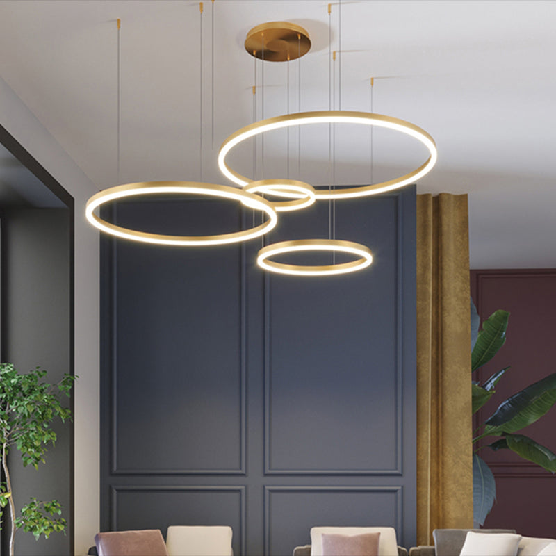 Suspension LED dorée minimaliste avec design à plusieurs niveaux pour l'éclairage du lustre du salon