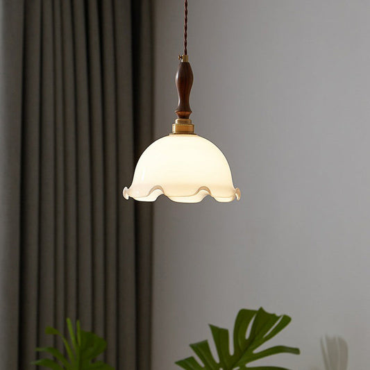 Suspension rétro en verre crème avec bordure volantée - Parfait pour la salle à manger