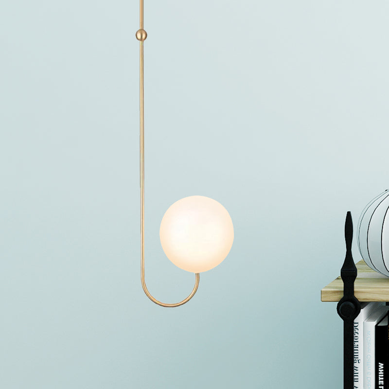 Lampe à suspension contemporaine dorée avec abat-jour en verre blanc pour chambre à coucher