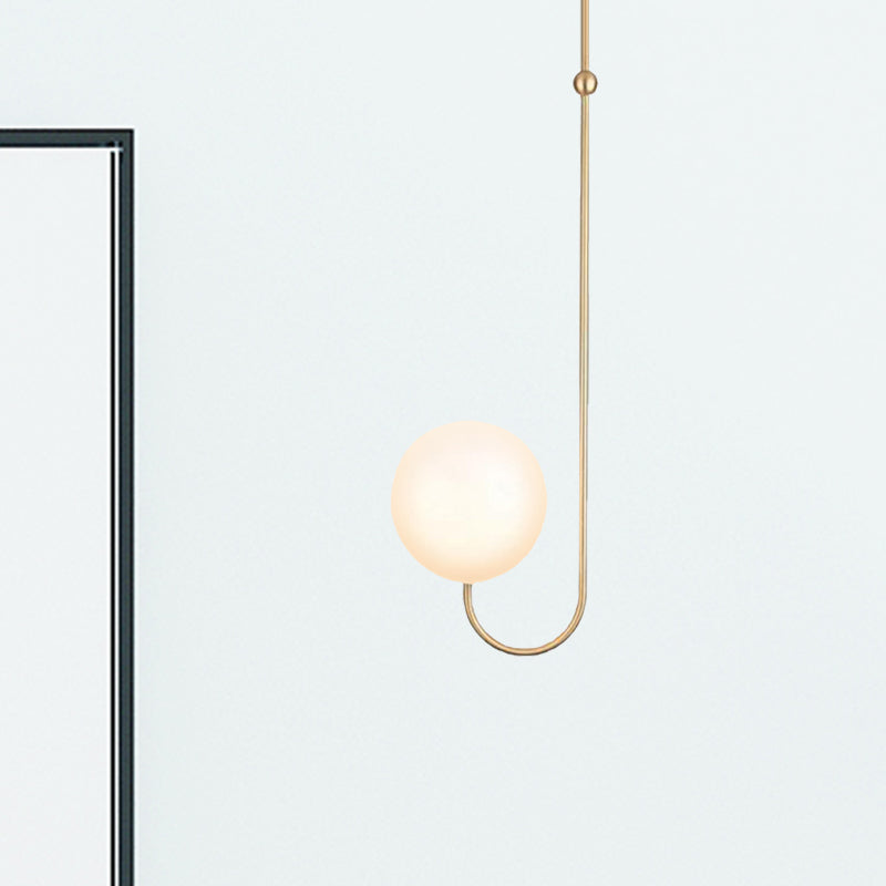 Lampe à suspension contemporaine dorée avec abat-jour en verre blanc pour chambre à coucher