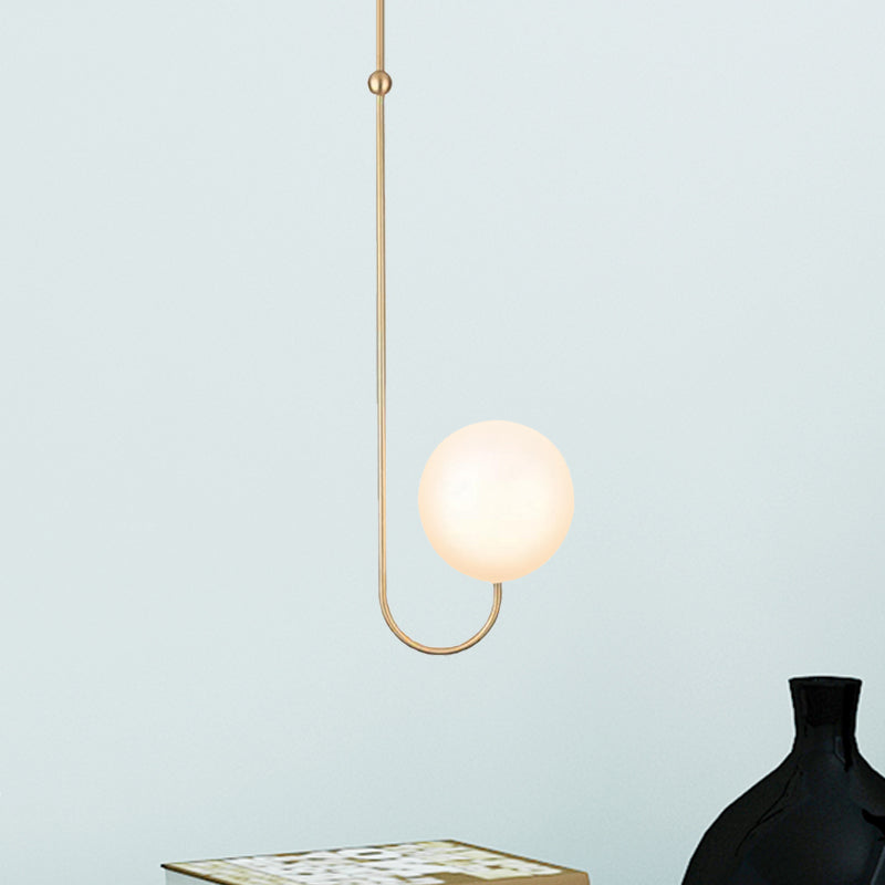 Lampe à suspension contemporaine dorée avec abat-jour en verre blanc pour chambre à coucher