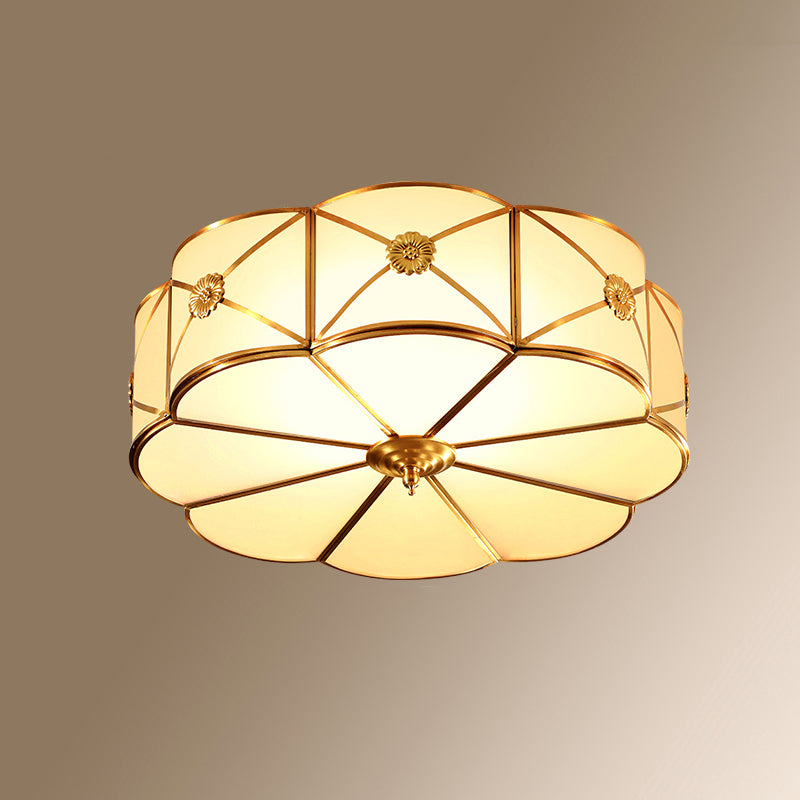 Plafonnier encastré à 4 lumières de style colonial avec finition dorée et forme de bol en verre dépoli