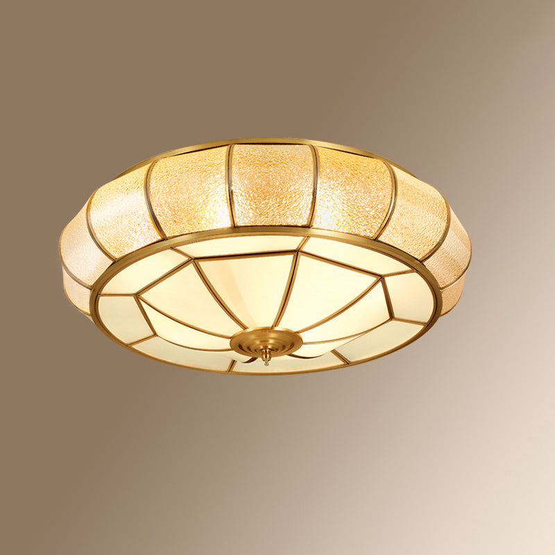 Plafonnier encastré à 4 lumières de style colonial avec finition dorée et forme de bol en verre dépoli