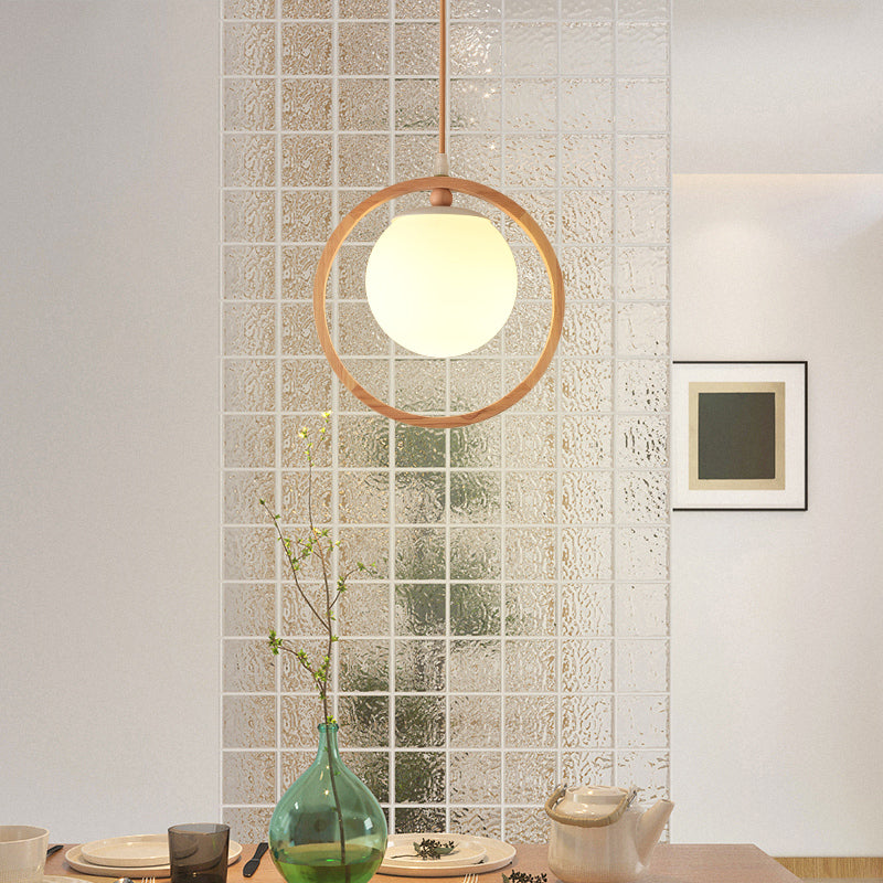 Suspension en verre opalin de style nordique : luminaire suspendu beige et anneau en bois