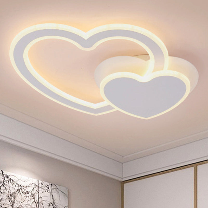 Plafonnier contemporain blanc avec lampe en acrylique en forme de cœur pour la maternelle