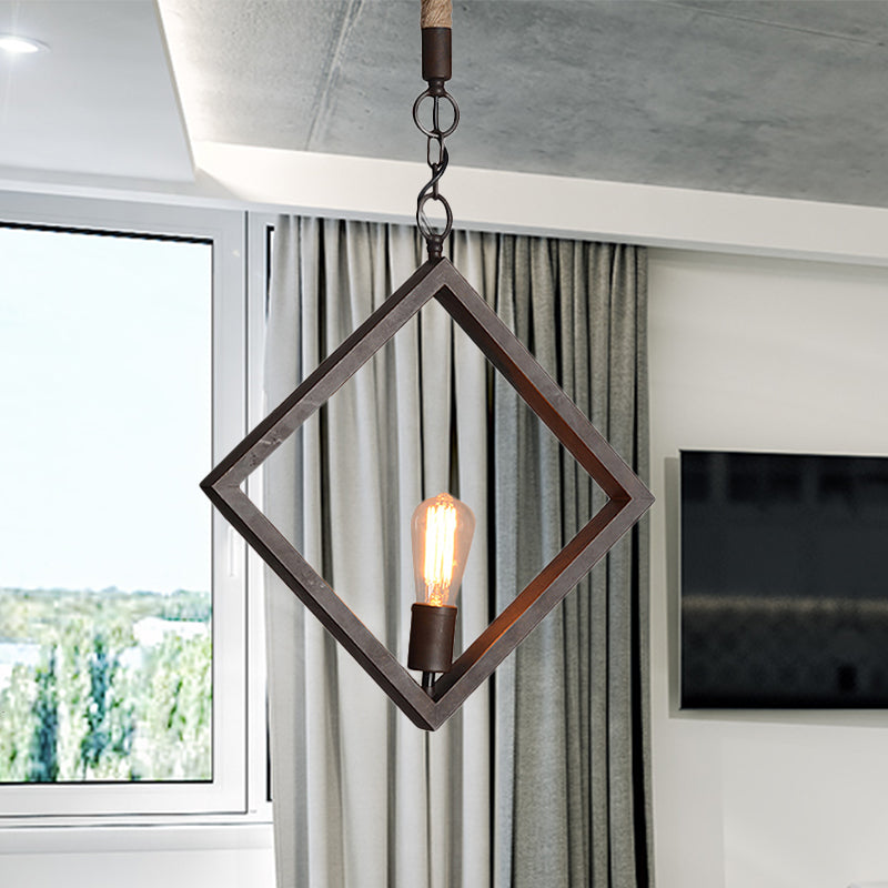 Plafonnier en métal noir de style antique avec accent en corde