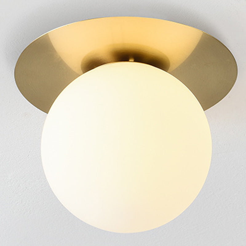 Lustre semi-encastré contemporain en forme de sphère en verre dépoli : plafonnier élégant pour les couloirs
