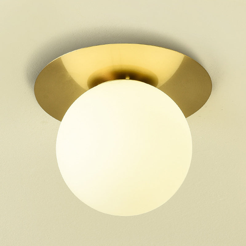Lustre semi-encastré contemporain en forme de sphère en verre dépoli : plafonnier élégant pour les couloirs