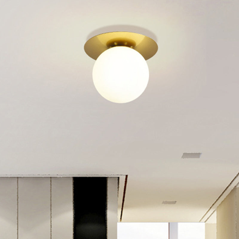 Lustre semi-encastré contemporain en forme de sphère en verre dépoli : plafonnier élégant pour les couloirs