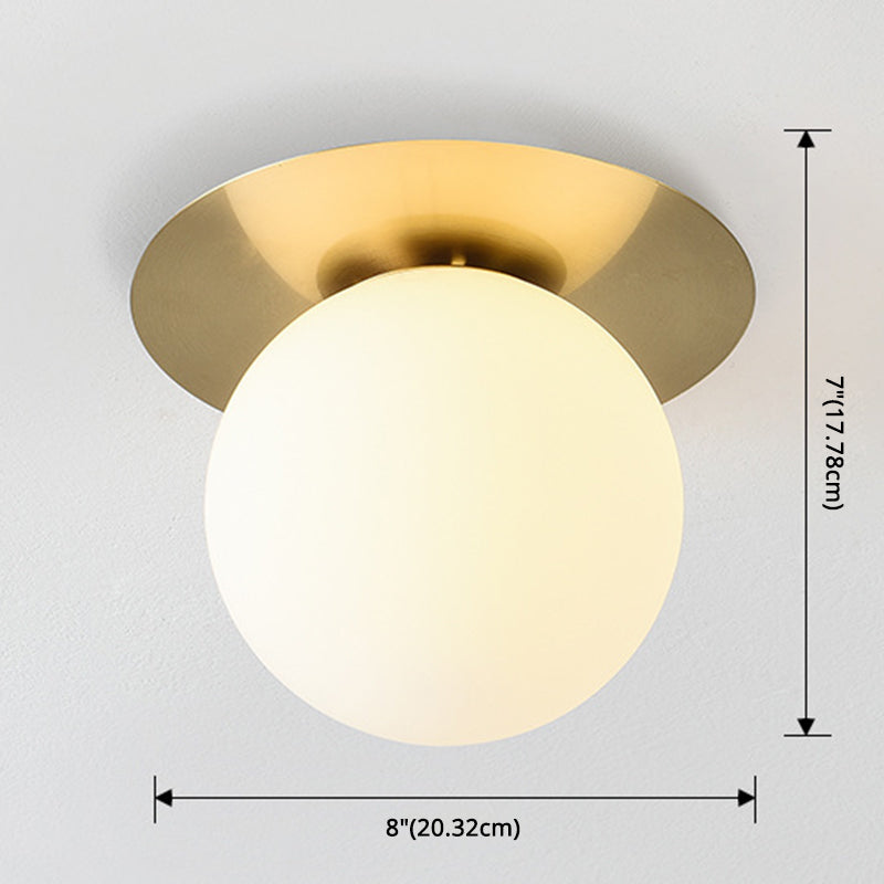 Lustre semi-encastré contemporain en forme de sphère en verre dépoli : plafonnier élégant pour les couloirs