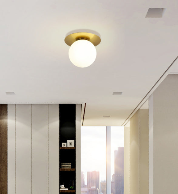 Lustre semi-encastré contemporain en forme de sphère en verre dépoli : plafonnier élégant pour les couloirs