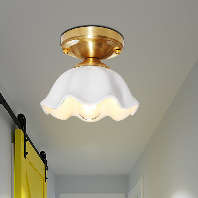 Plafonnier en verre blanc de style colonial avec luminaire festonné pour salon