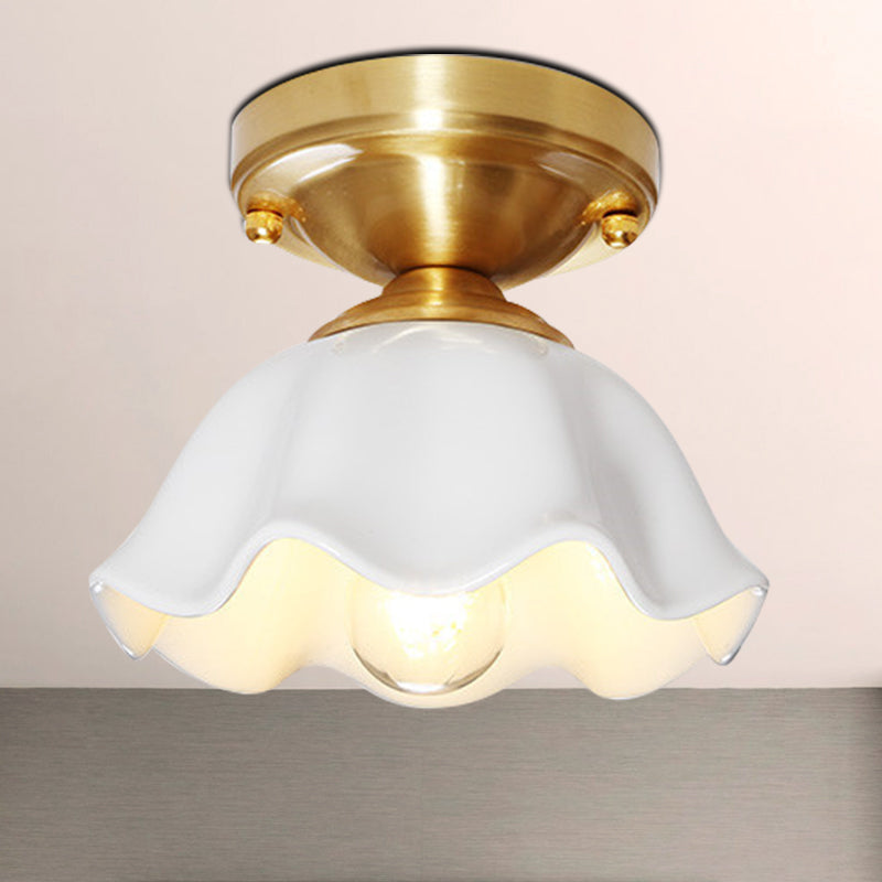 Plafonnier en verre blanc de style colonial avec luminaire festonné pour salon