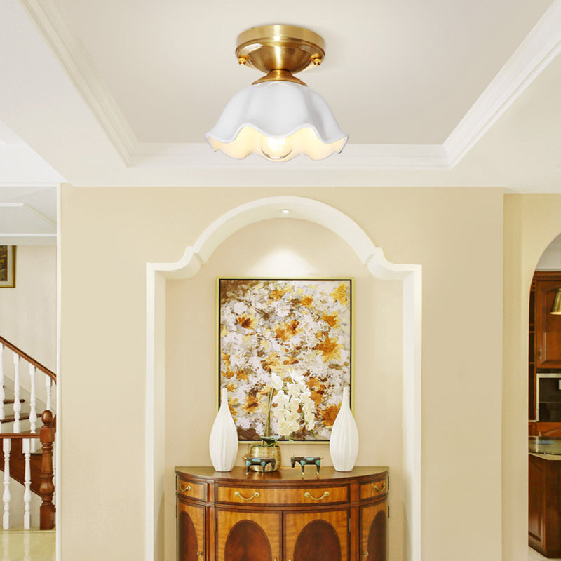 Plafonnier en verre blanc de style colonial avec luminaire festonné pour salon