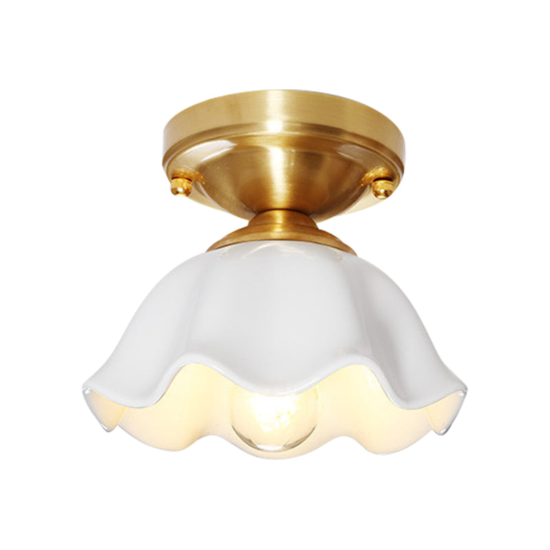 Plafonnier en verre blanc de style colonial avec luminaire festonné pour salon