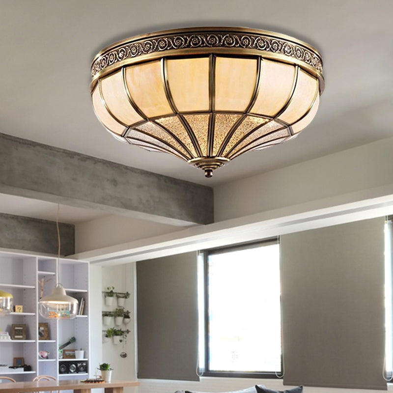 Lampe de chambre à coucher à dôme en verre opaque de style colonial, plafonnier en laiton - ampoules 3/4, largeur 12,5"/16"