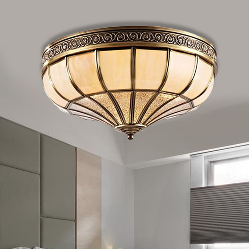 Lampe de chambre à coucher à dôme en verre opaque de style colonial, plafonnier en laiton - ampoules 3/4, largeur 12,5"/16"