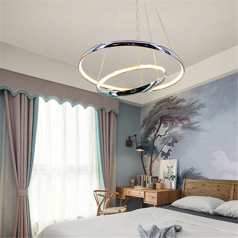 Lustre à anneaux minimaliste en cristal chromé à LED pour un éclairage chaud/blanc dans le salon