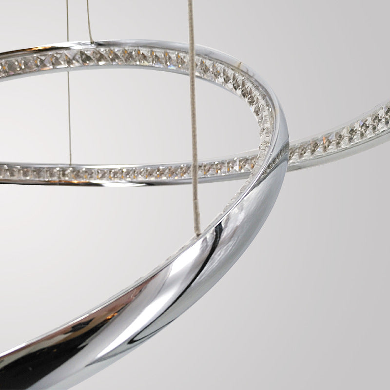 Lustre à anneaux minimaliste en cristal chromé à LED pour un éclairage chaud/blanc dans le salon