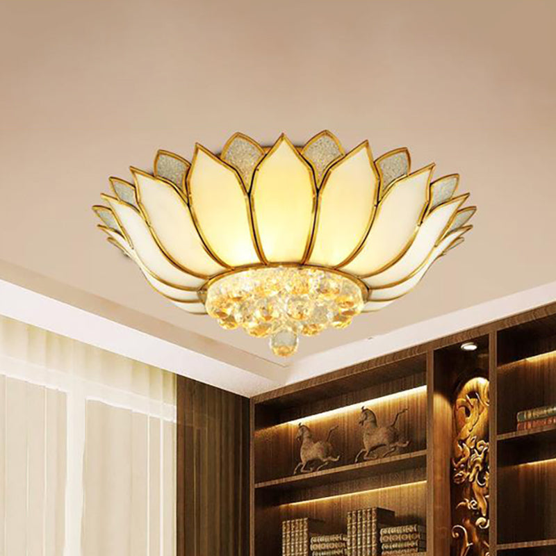 Plafonnier traditionnel doré avec abat-jour en verre crème festonné - 4/6 lumières - 21,5"/23,5" de large - Parfait pour les plafonds de salon